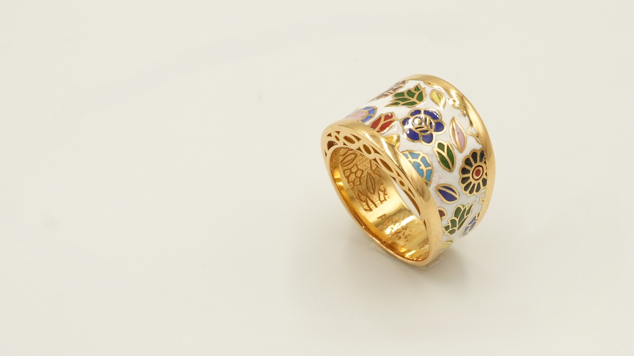 The Heritage white Mina Ring